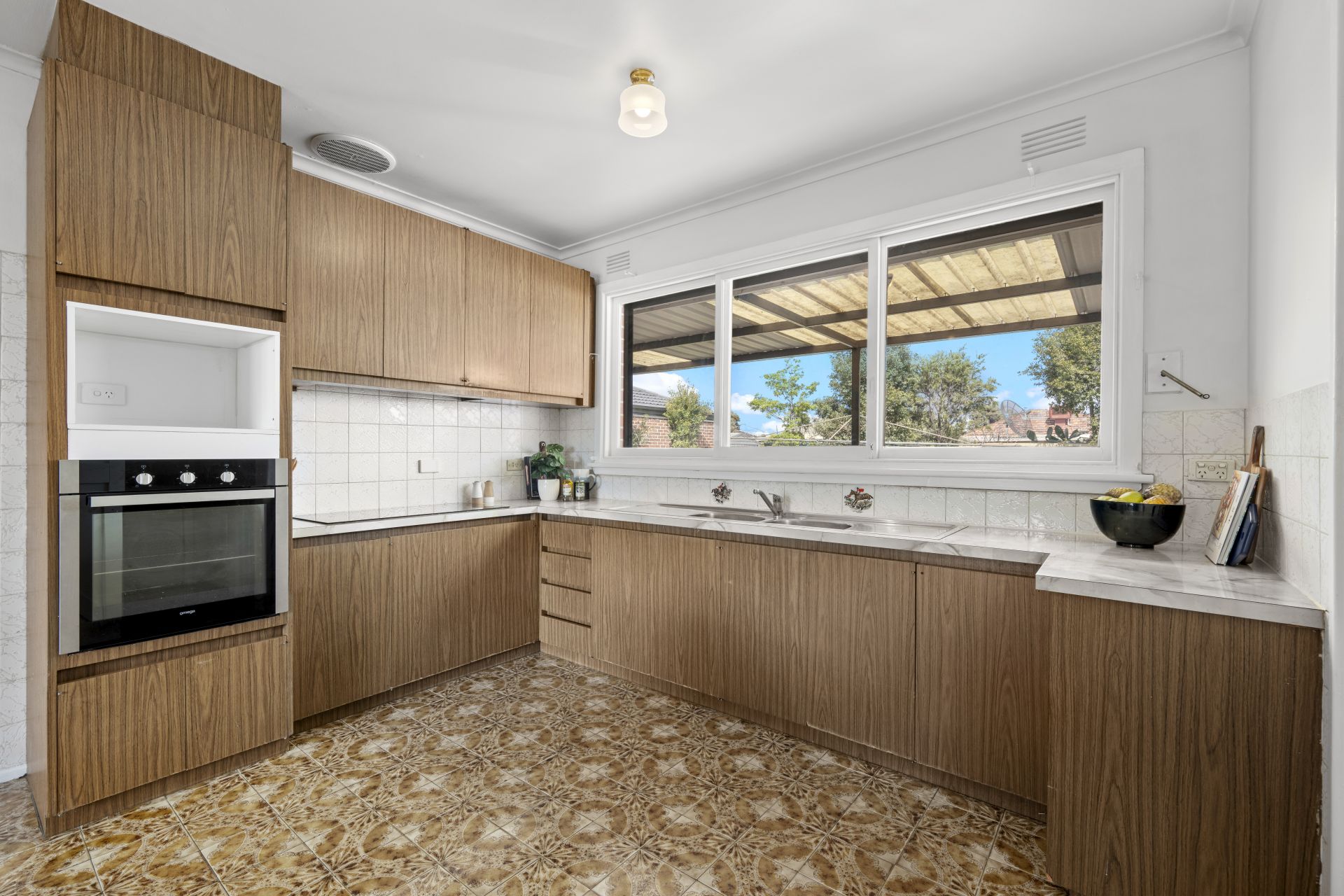 Elevated Charm In A Prime Lalor Location