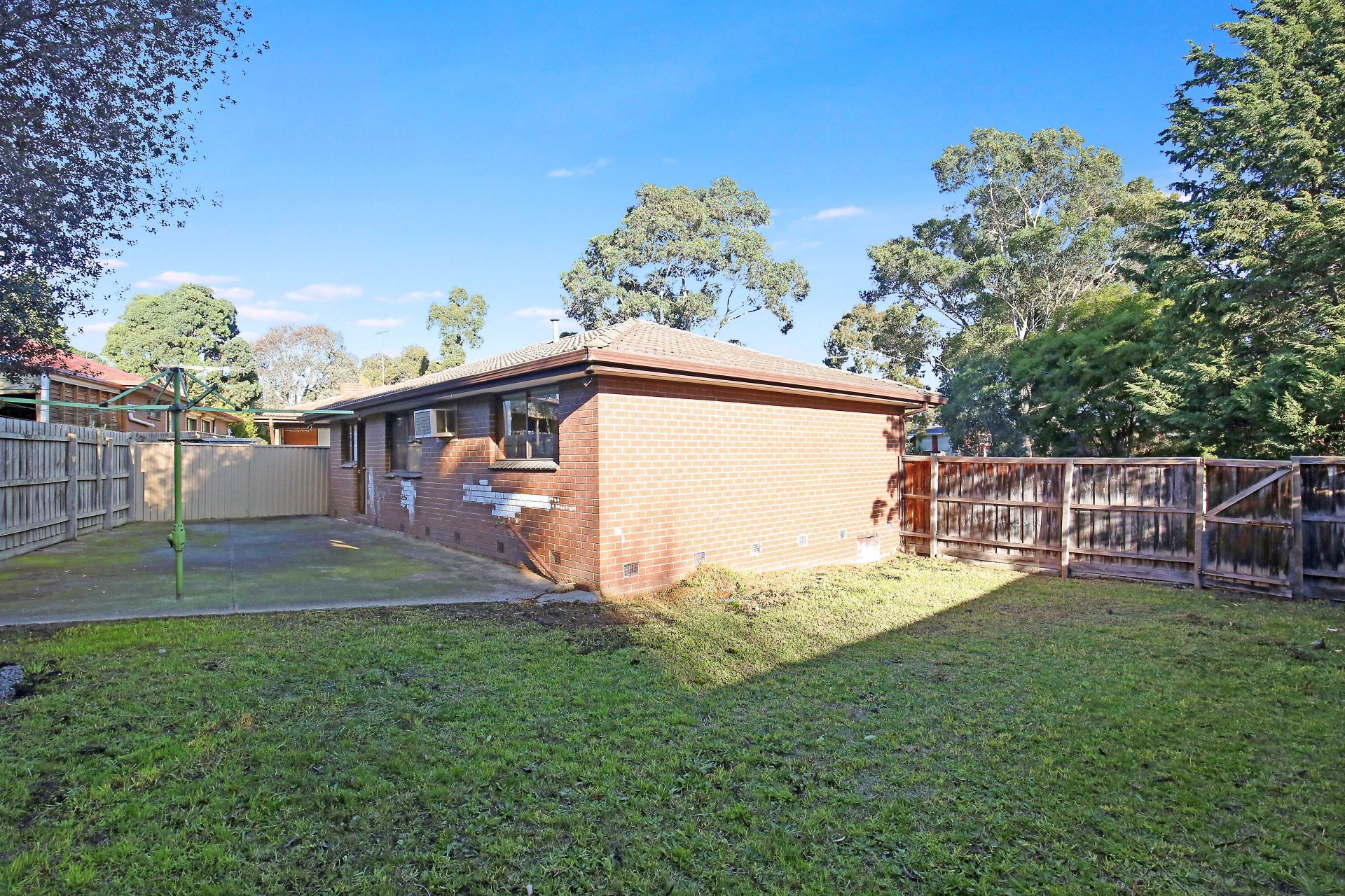 AFFORDABLE HOME WITH MODERN KITCHEN!