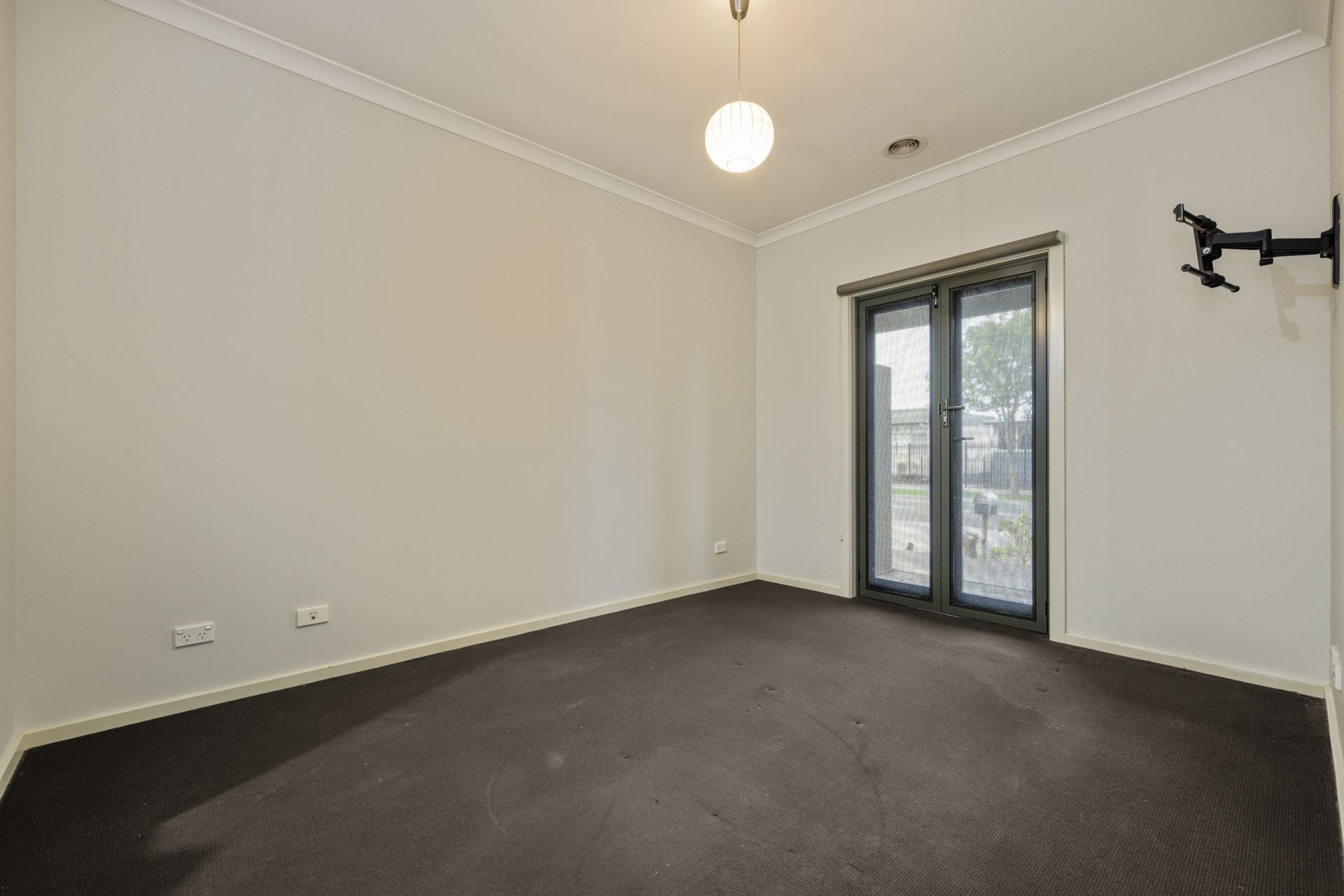 SPACIOUS HOME WITH PERGOLA, BBQ & SPA