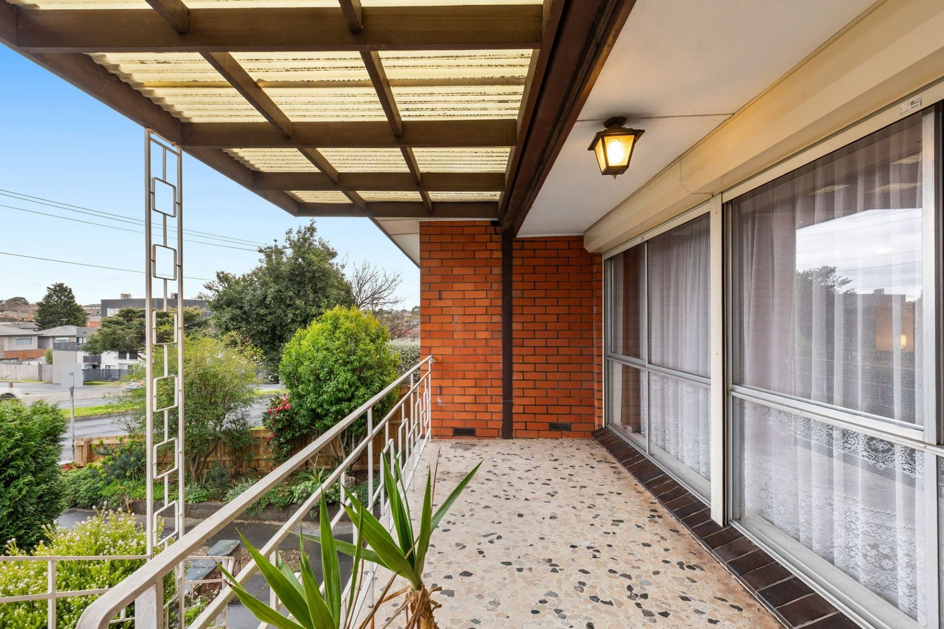 A Family Favorite ….. with 2 Garages !