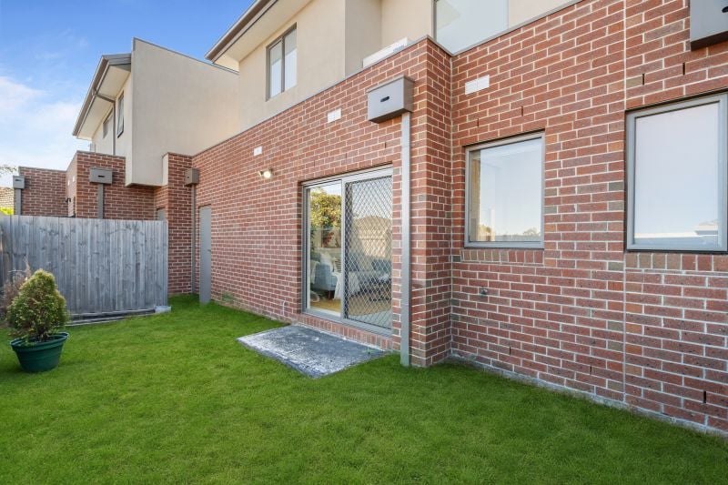 2/10 Dickens Street, Lalor