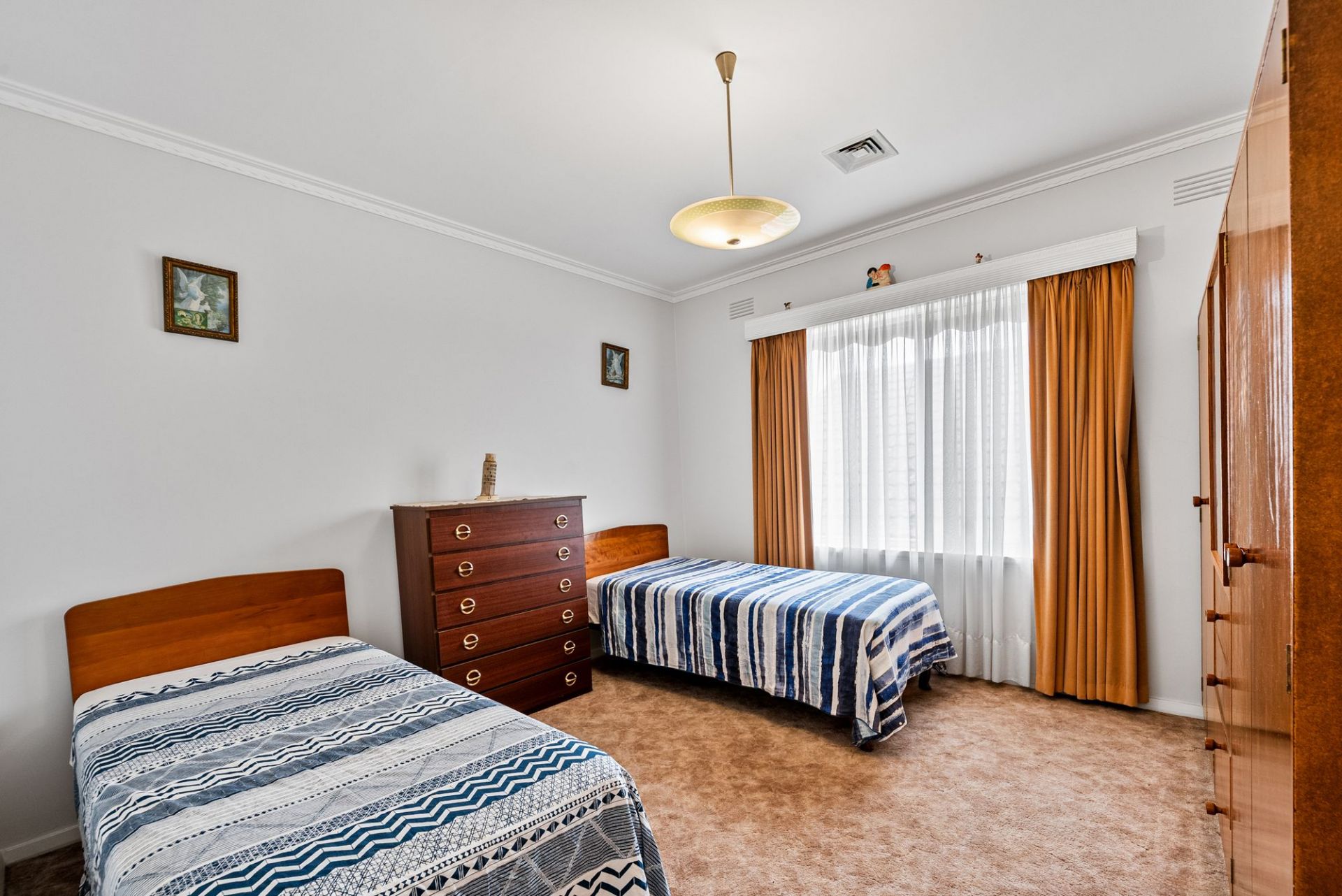 2 HOMES IN ONE ( 2 INCOMES $$$$ )
or SELF-CONTAINED IN-LAW ACCOMMODATION 
or A 5 BEDROOM HOME WITH ROOM FOR ALL