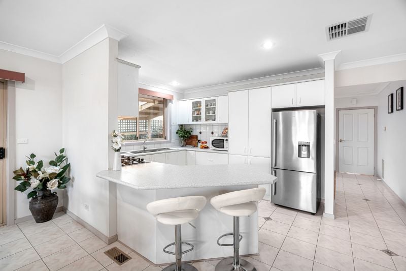 4 Silvertop Court, Mill Park