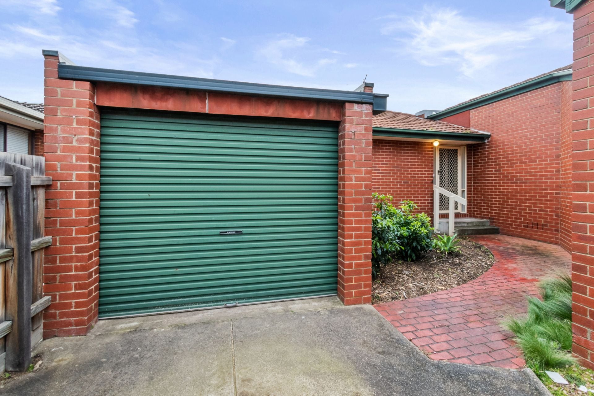 Ideal rear unit with only 2 on the block