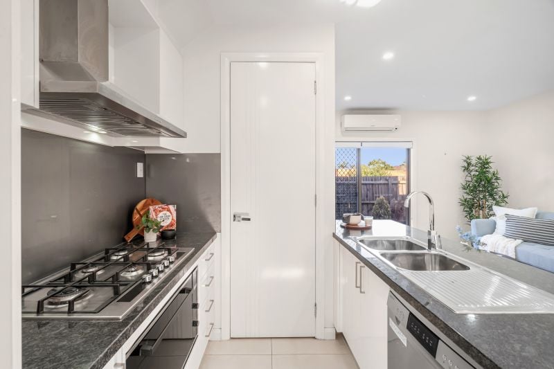 2/10 Dickens Street, Lalor