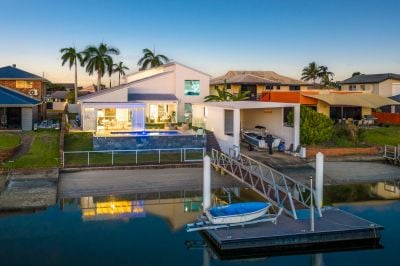 Ultimate Family Entertainer – Fully Renovated, Bridge-Free Waterfront