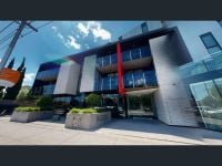 Short tram ride to cafes, shops, and Swinburne University