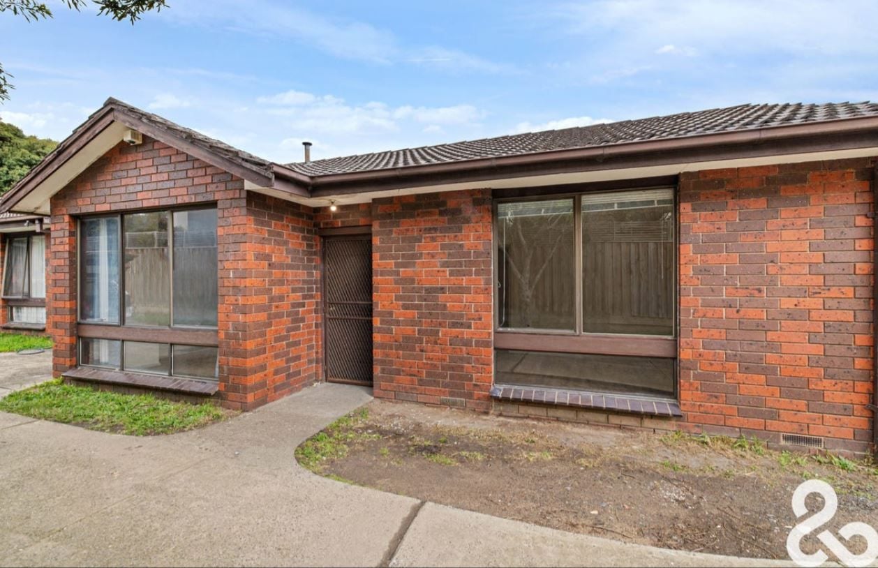 Charming 2-Bedroom Villa Unit in Sought After Location!