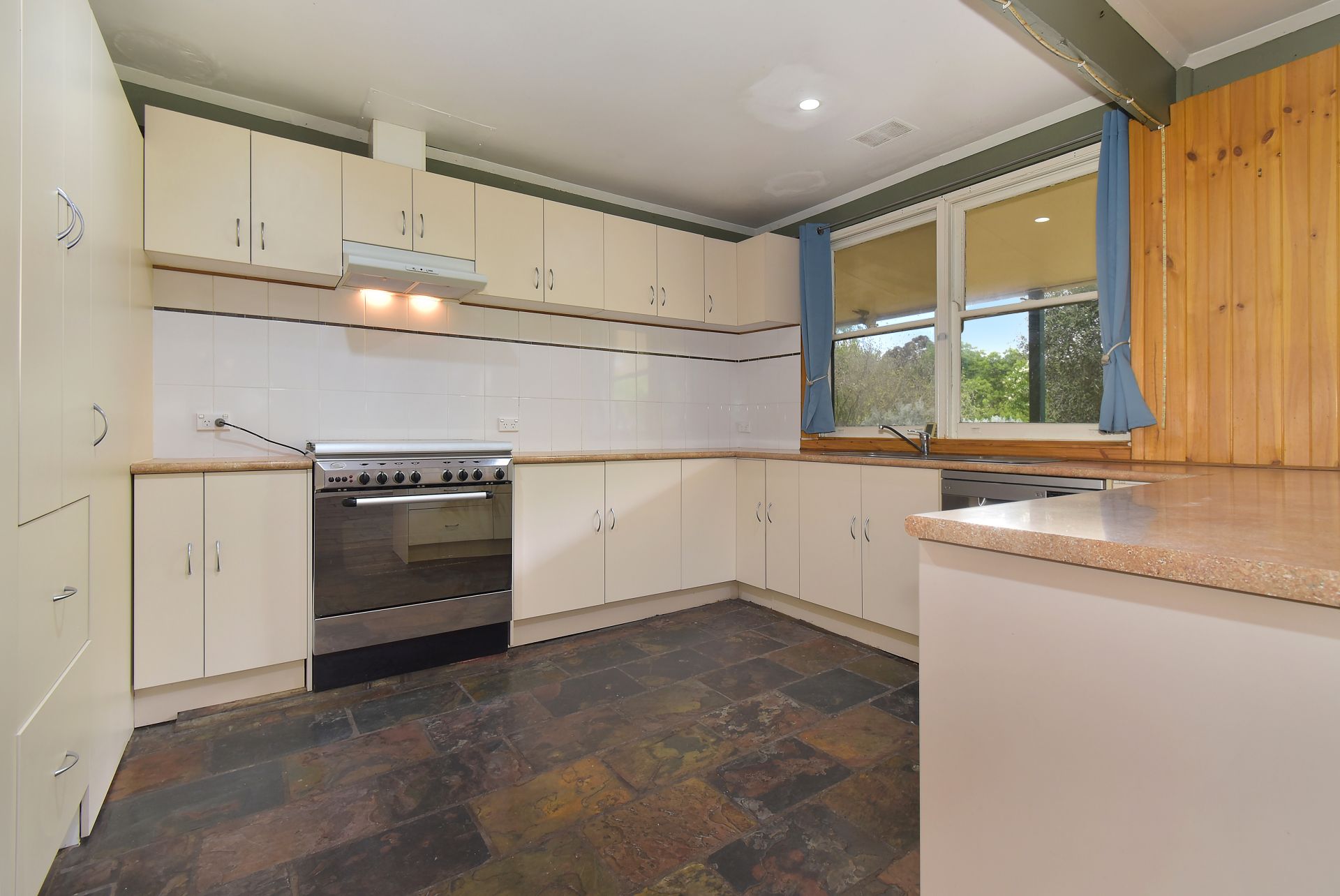 143 Taggart Drive, Daisy Hill - Thumbnail 6