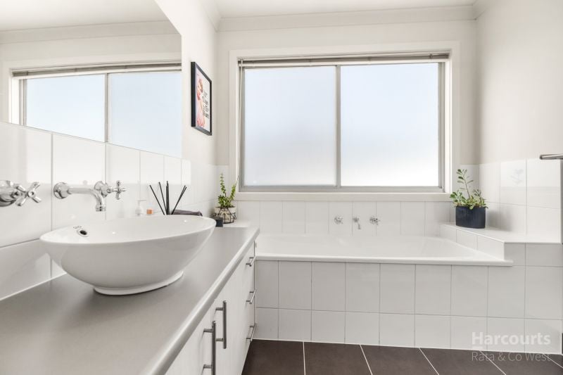 12 Chelsworth Place, Caroline Springs