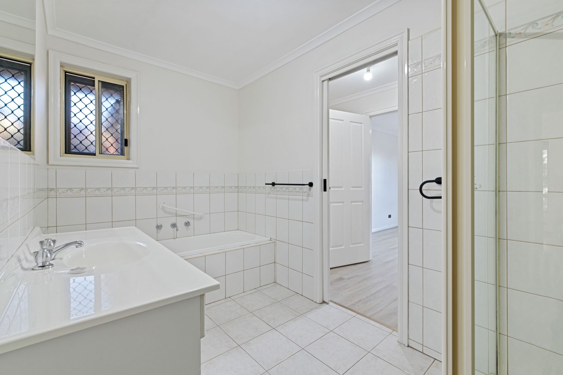 Immaculate Unit in a Peaceful Court Setting