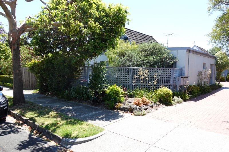 FRONT SINGLE LEVEL VILLA WITH 2 BATHROOMS & OSP MINUTES TO CAULFIELD PARK &MONAS CAULFIELD CAMPUS.