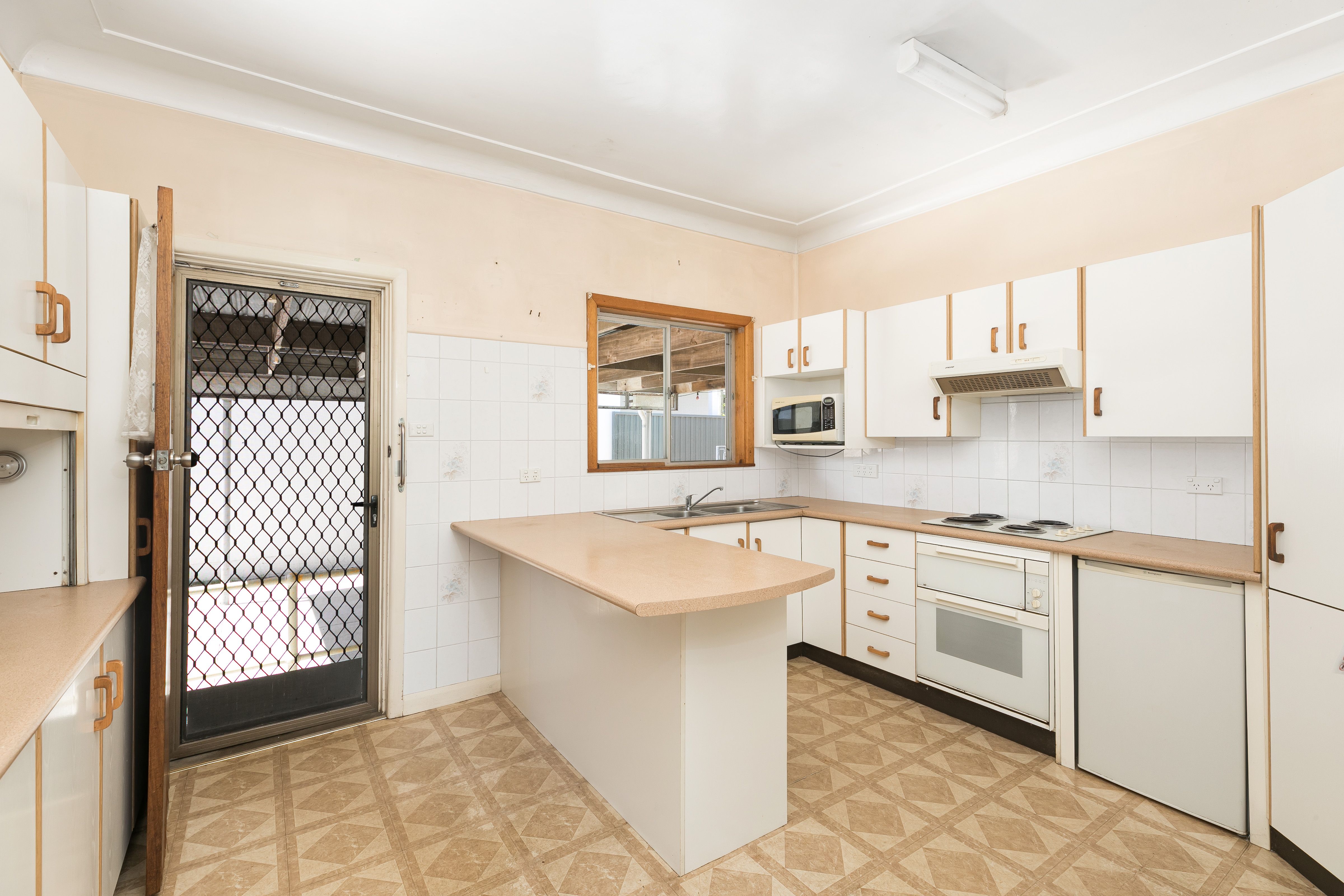 21 Ambyne Street, WOOLOOWARE, Woolooware - Thumbnail 3