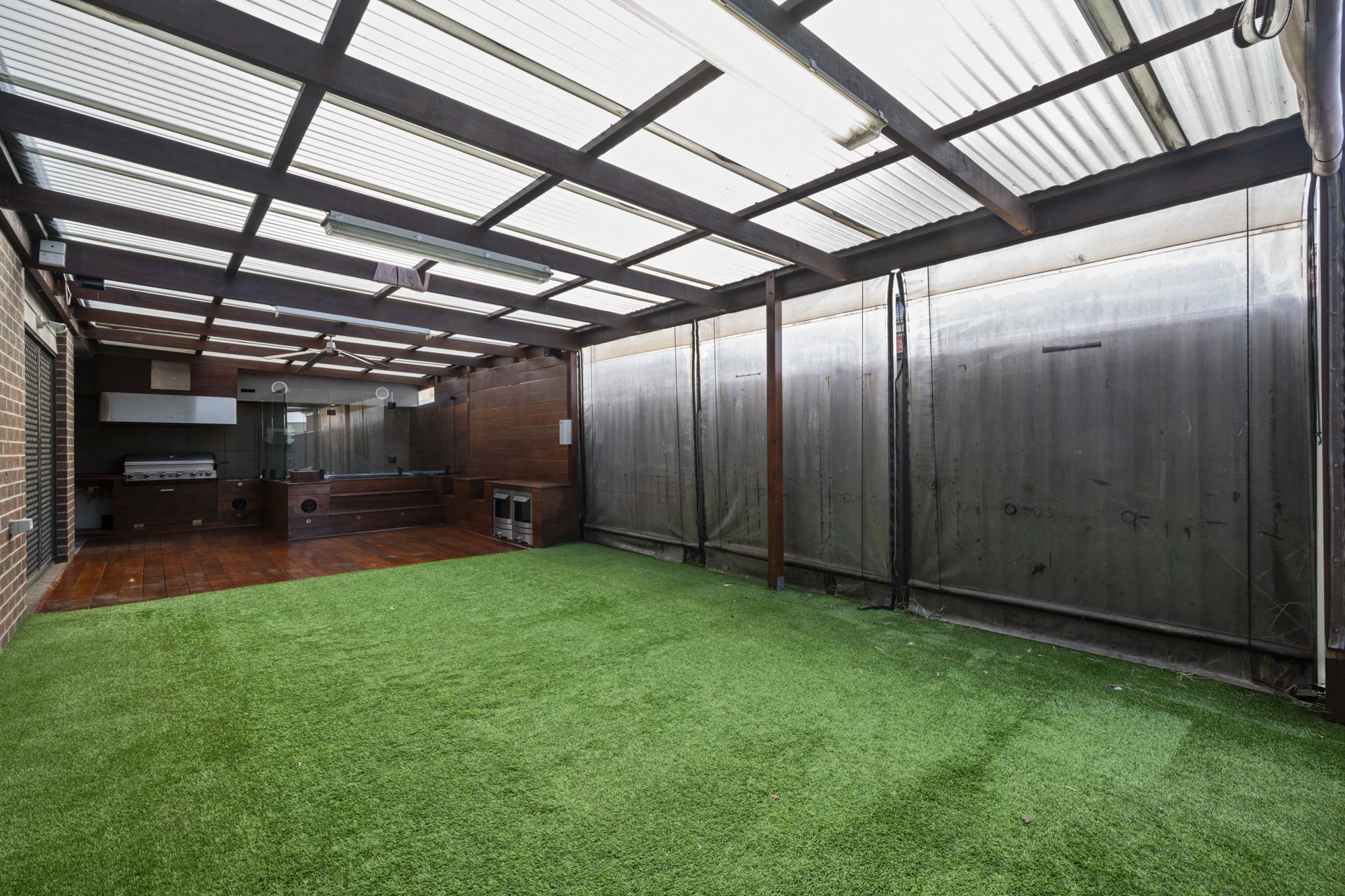 SPACIOUS HOME WITH PERGOLA, BBQ & SPA