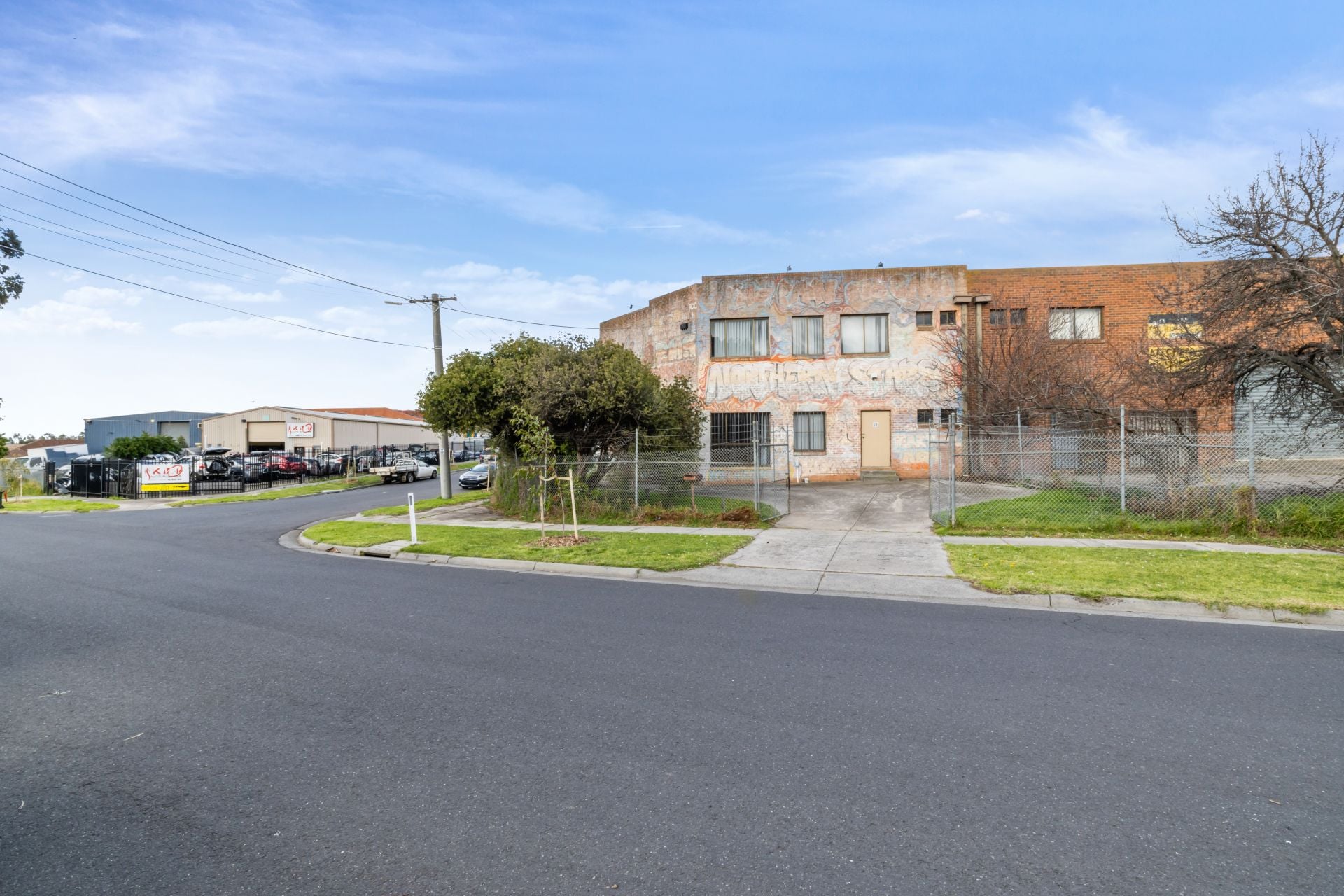 Stand-Alone 556m2 Warehouse Corner Location