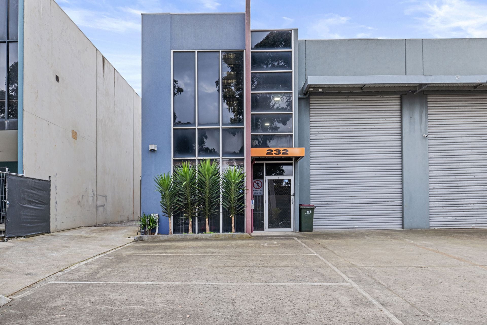POSITION- POSITION 
WAREHOUSE + STORAGE YARD & NO GST.