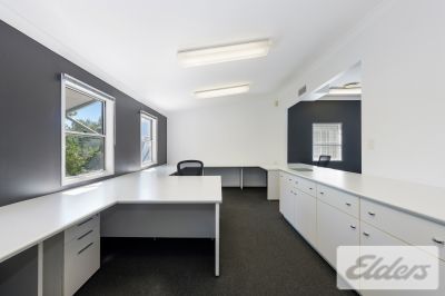STYLISH WORKERS COTTAGE WITH 6 CARS!