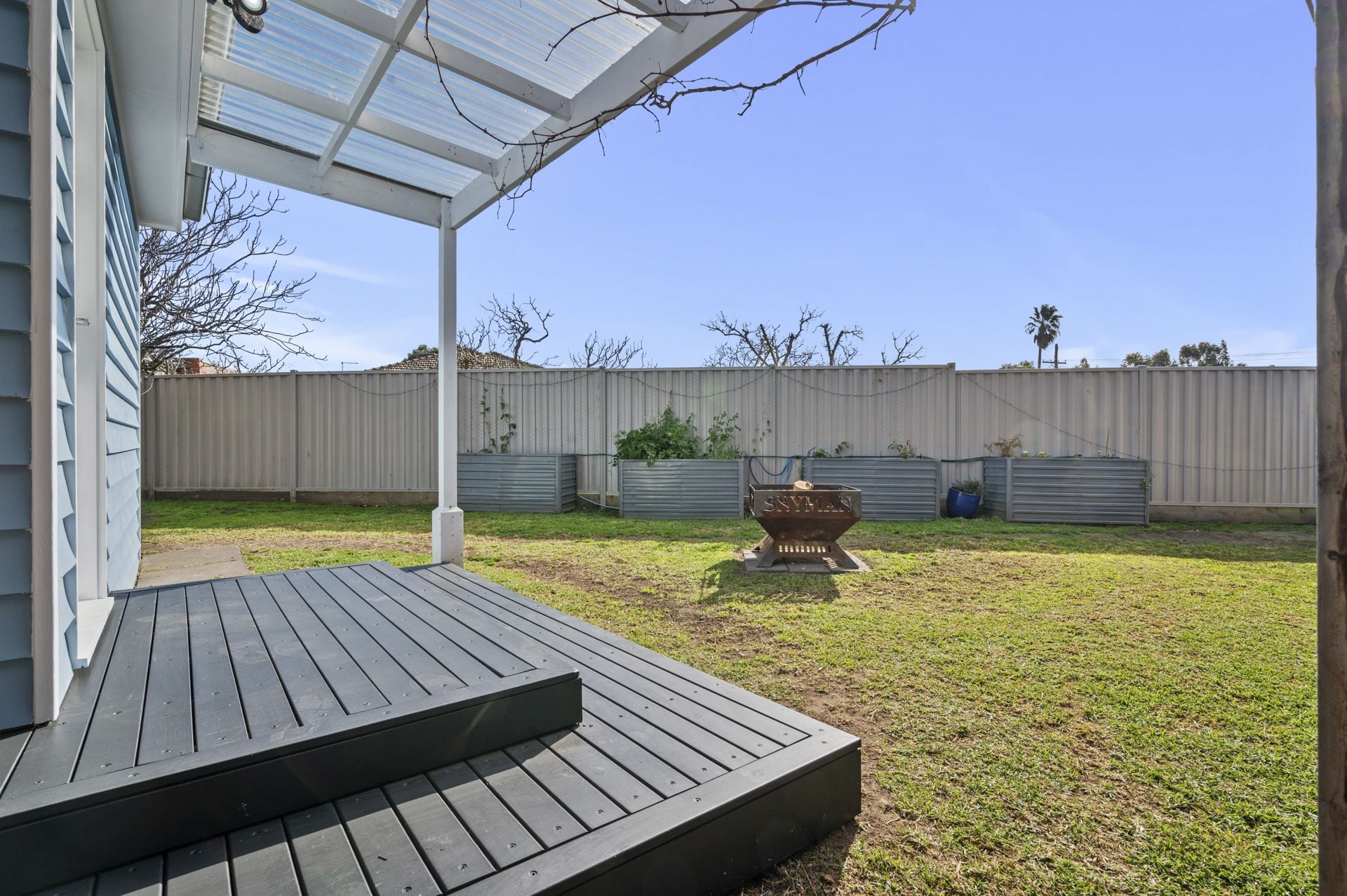 MODERN APPEAL - 5 BEDROOMS,  2 BATHROOMS