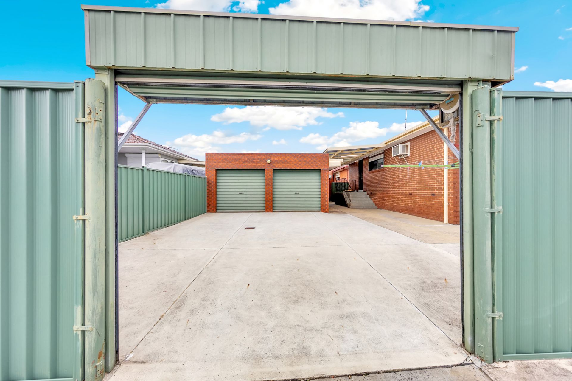 18 SQUARES PLUS EXTRA LARGE DOUBLE BRICK GARAGE