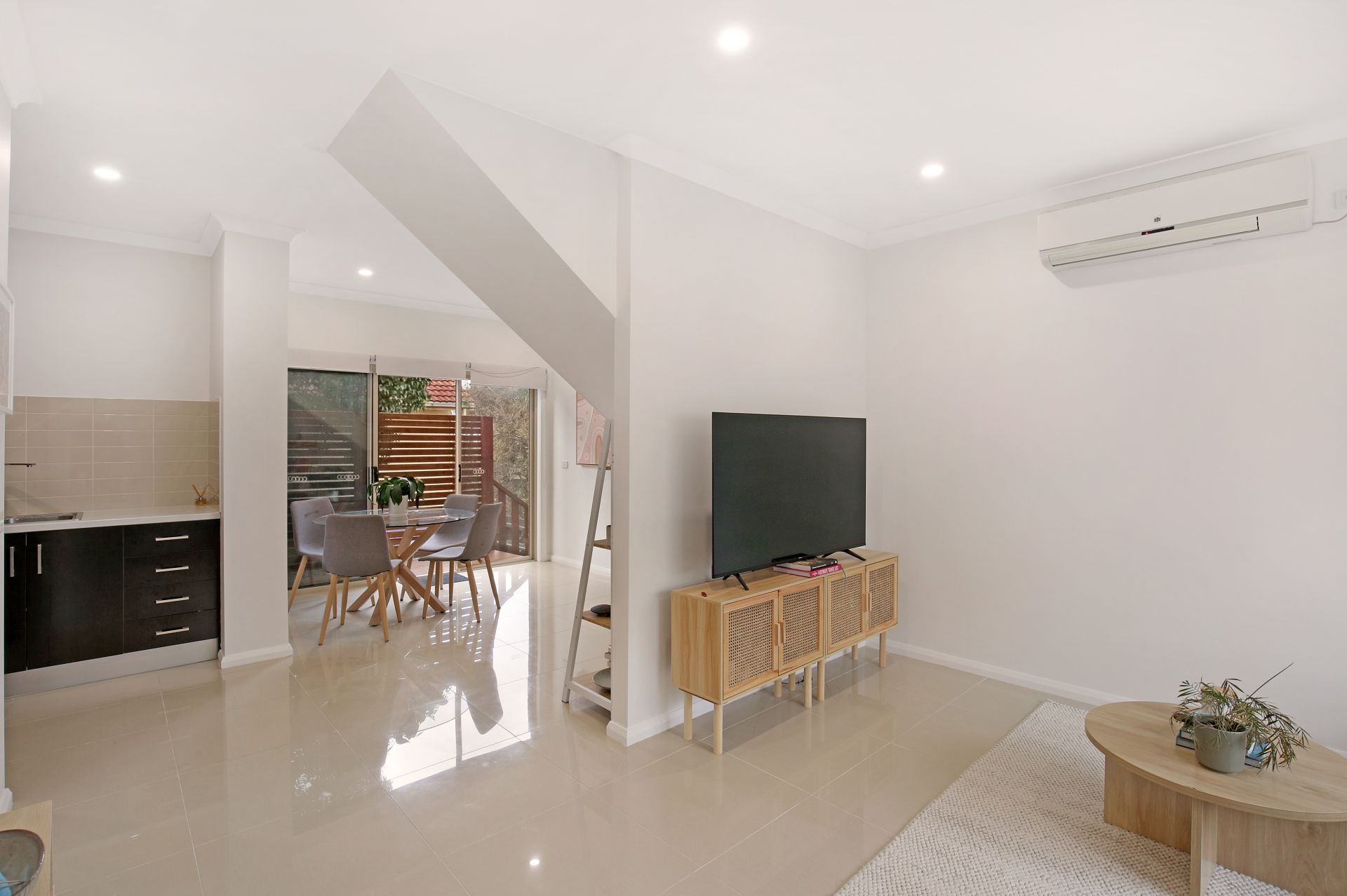 **Modern Townhouse in Great Location**