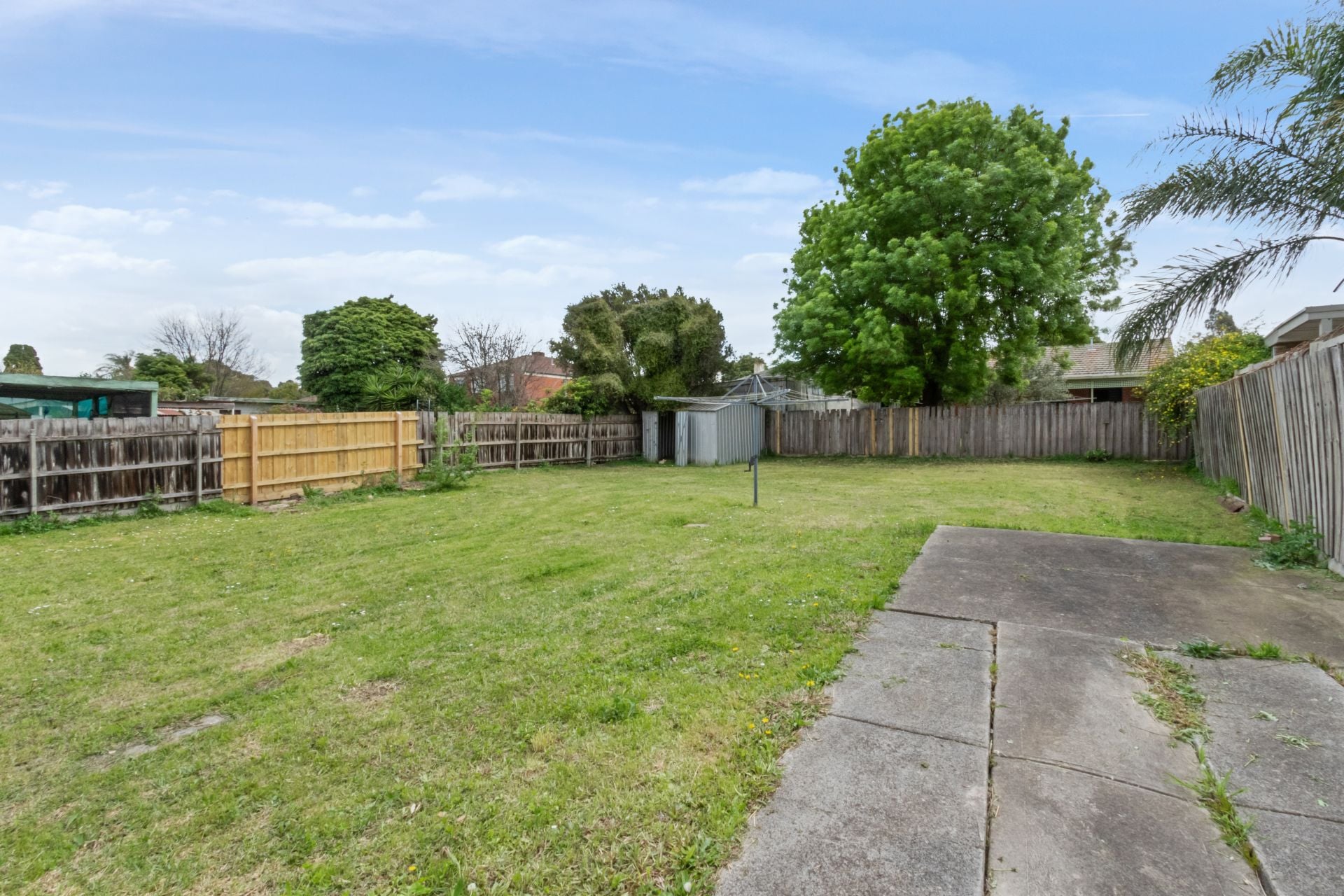3 Bedroom House with Big Backyard!