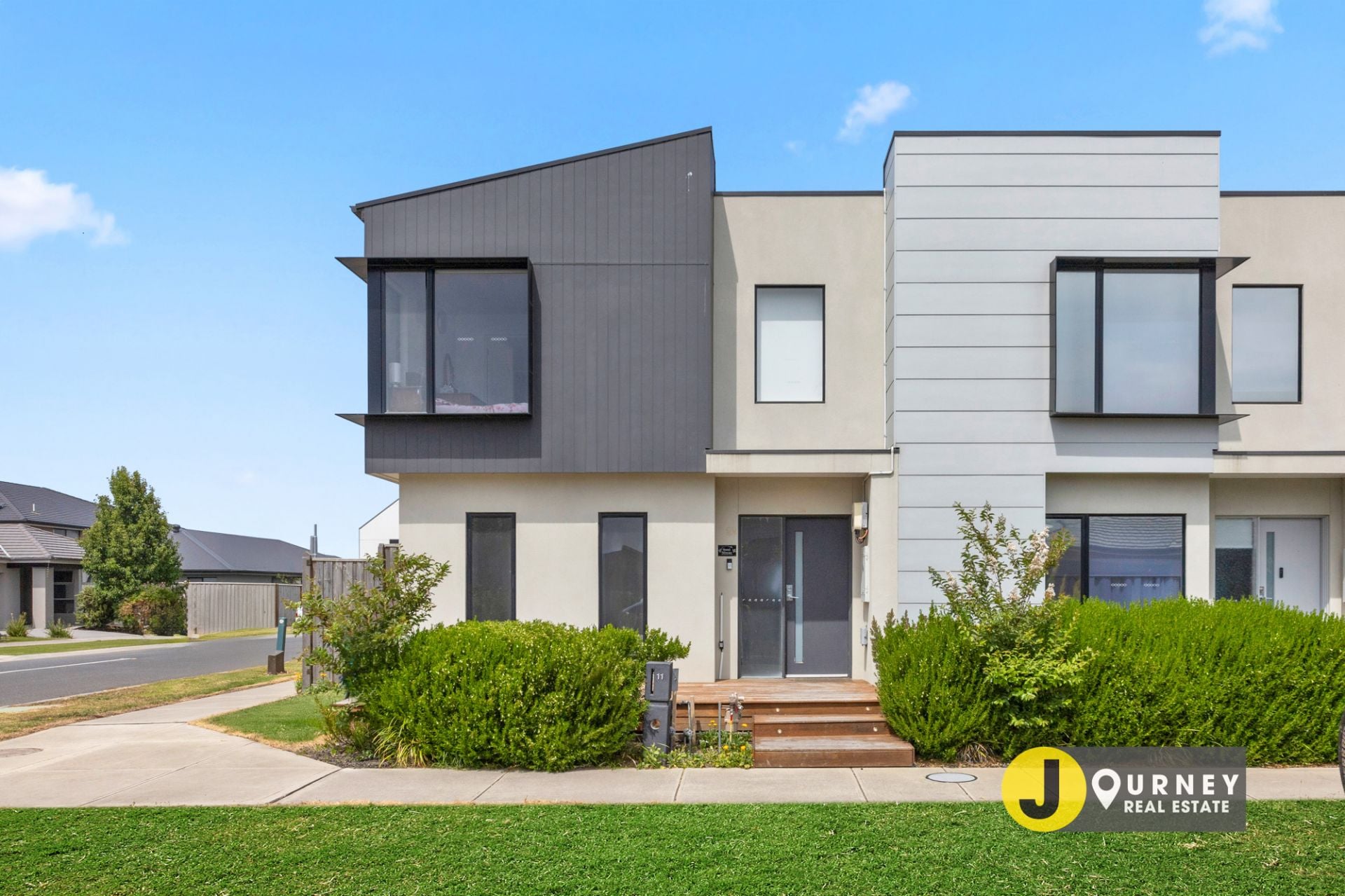 11 Spartan Avenue, Clyde North VIC, Clyde North - Thumbnail 2