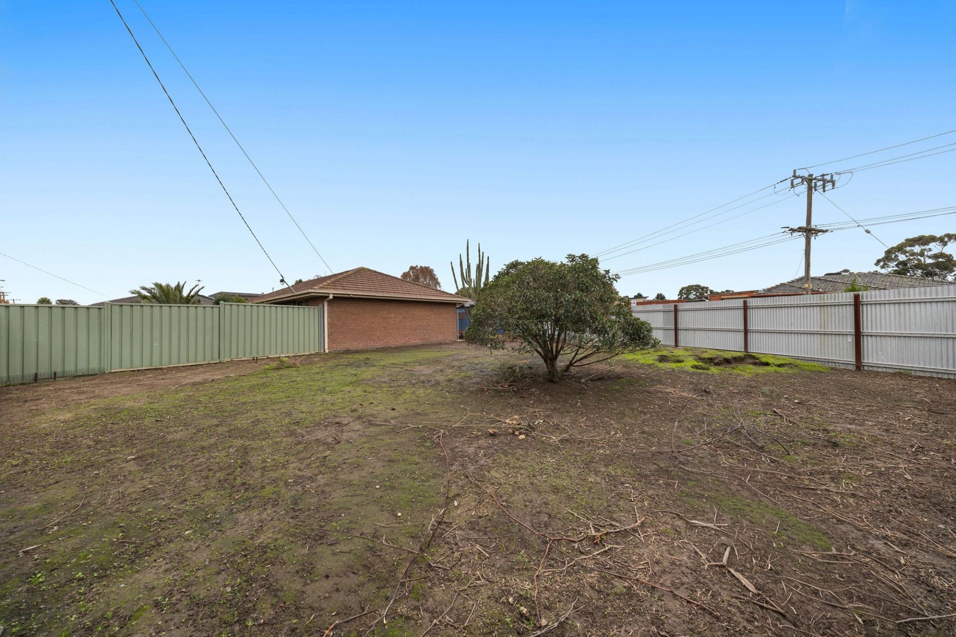 PRIME OPPORTUNITY OPPOSITE CRAIGIEBURN TRAIN STATION - 991m2  (approx) OF ENDLESS POTENTIAL