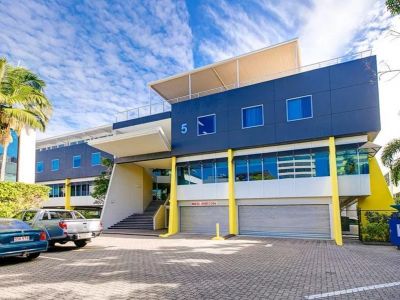 LIGHT FILLED OFFICE WITH 7 ONSITE CAR PARKS!