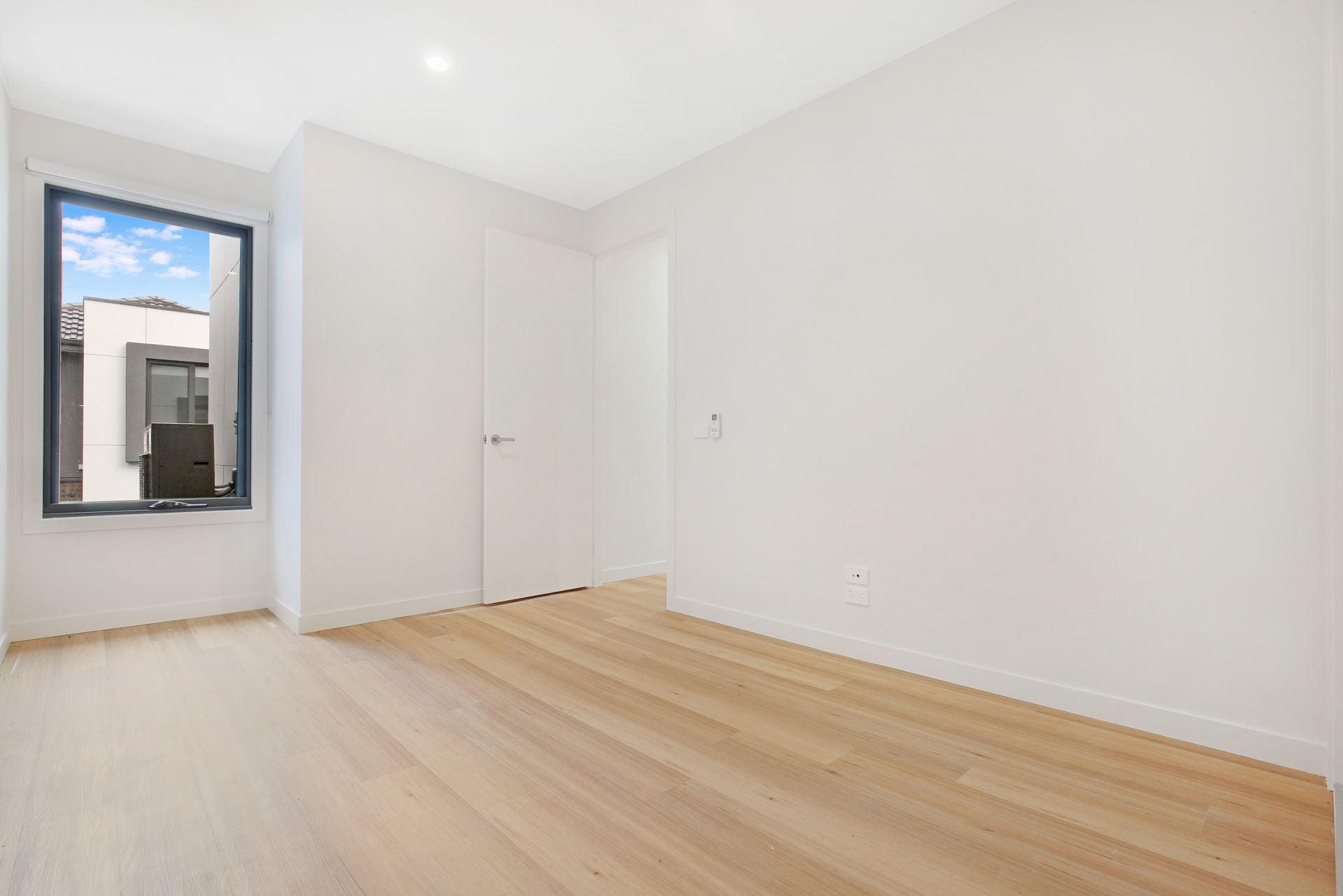 Like- new Townhouse!