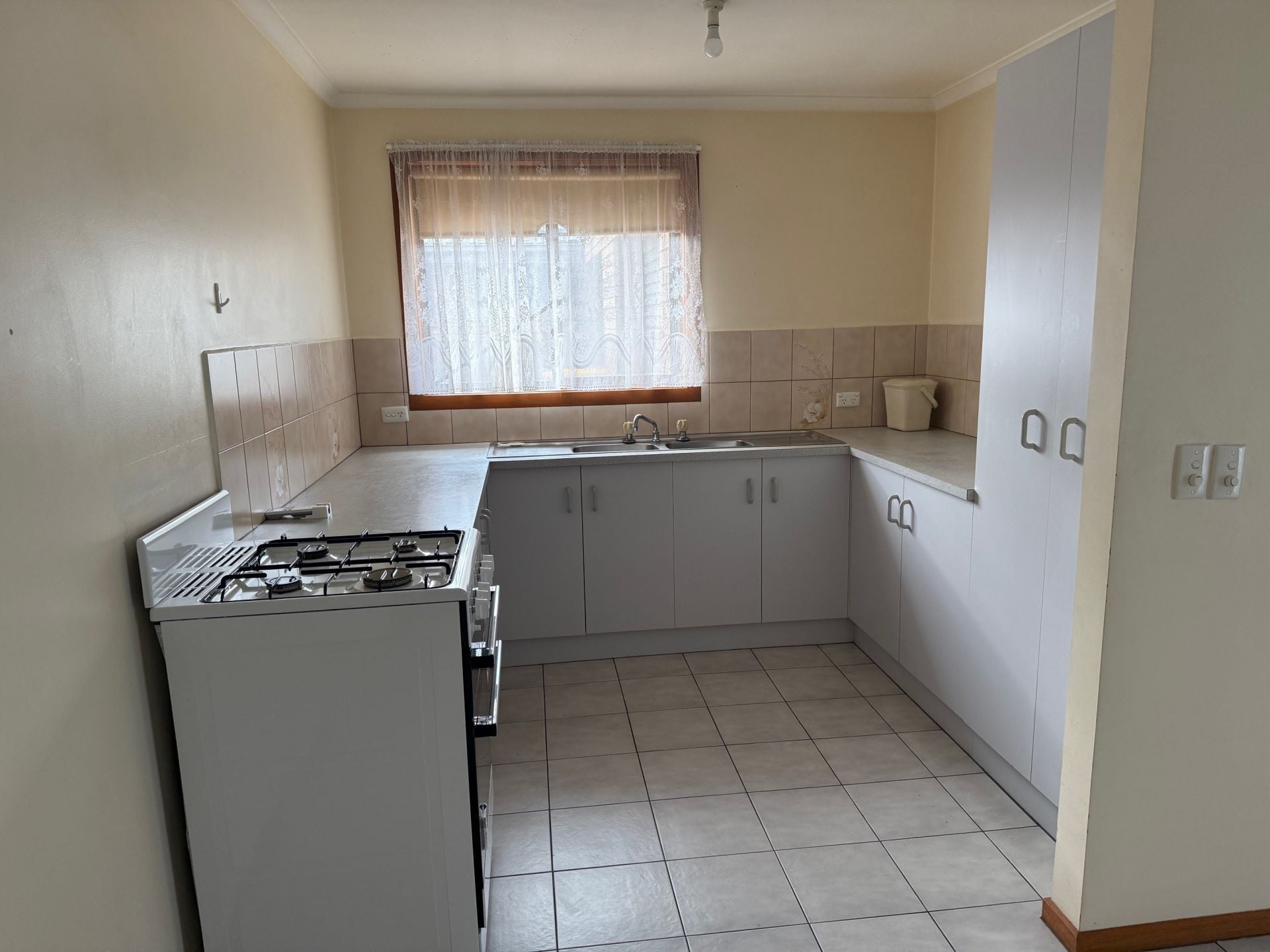2/4-6 Bracken Grove ALTONA VIC, Altona - Thumbnail 3