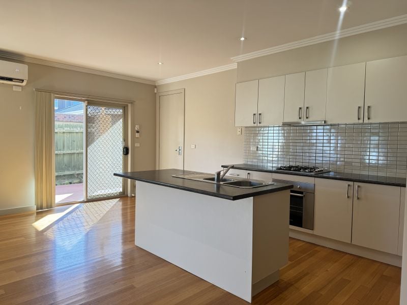 1/76 Strathmerton Street, Reservoir