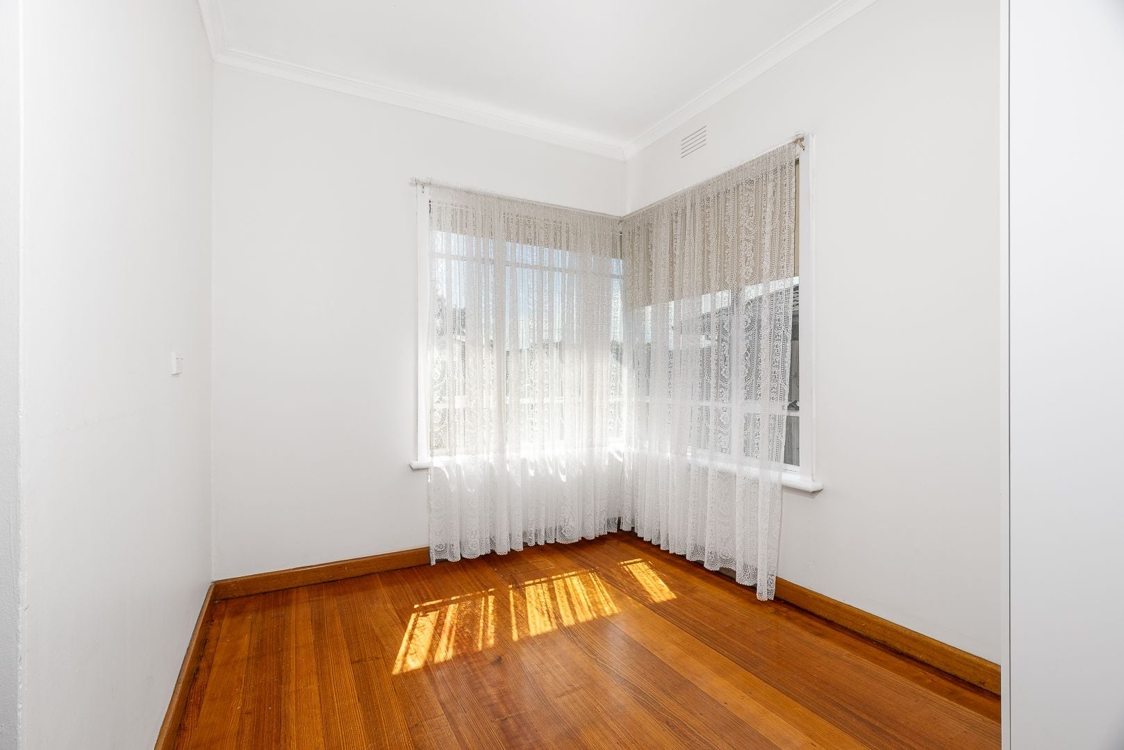 NESTLES CENTRALLY IN THOMASTOWN!