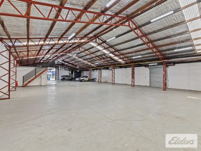STANDALONE WAREHOUSE WITH 10 CAR PARKS!