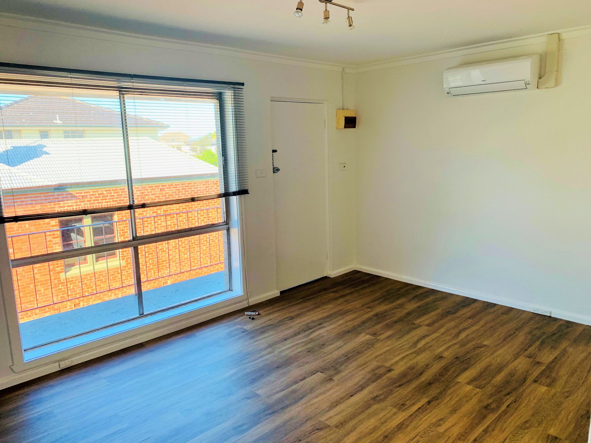 Renovated and Refreshed Apartment opposite Croxton Station