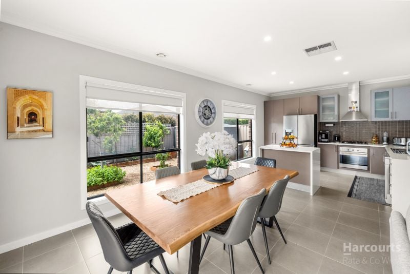 8 Mount Way, Caroline Springs