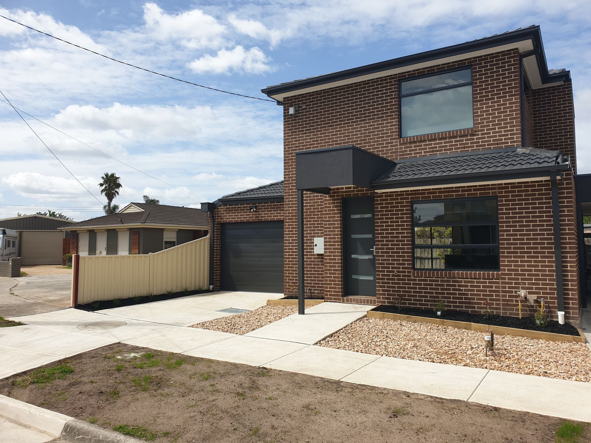 2 BEDROOM TOWNHOUSE