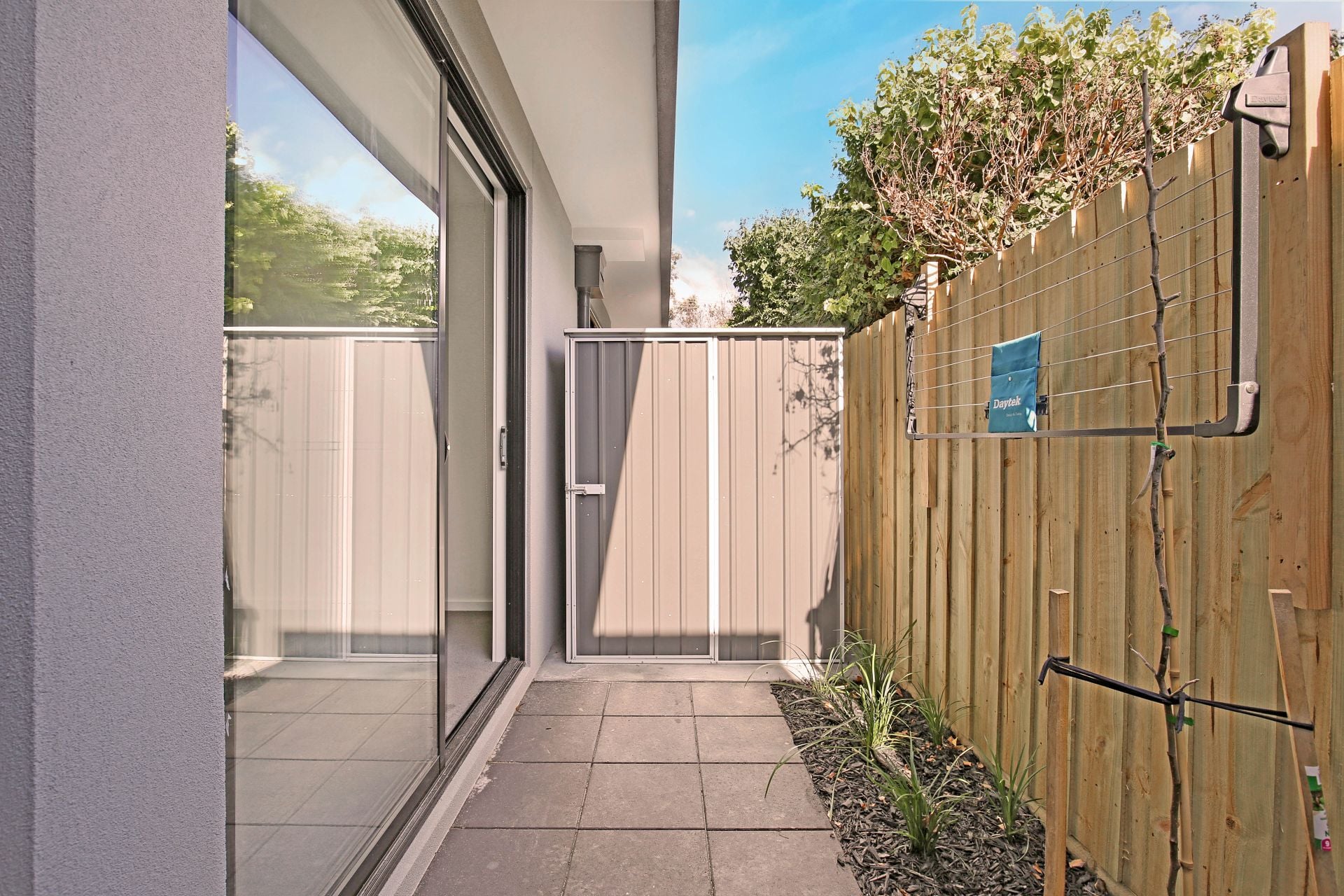 Townhouse for Lease in Heidelberg West – Perfectly Positioned for Convenience and Comfort!