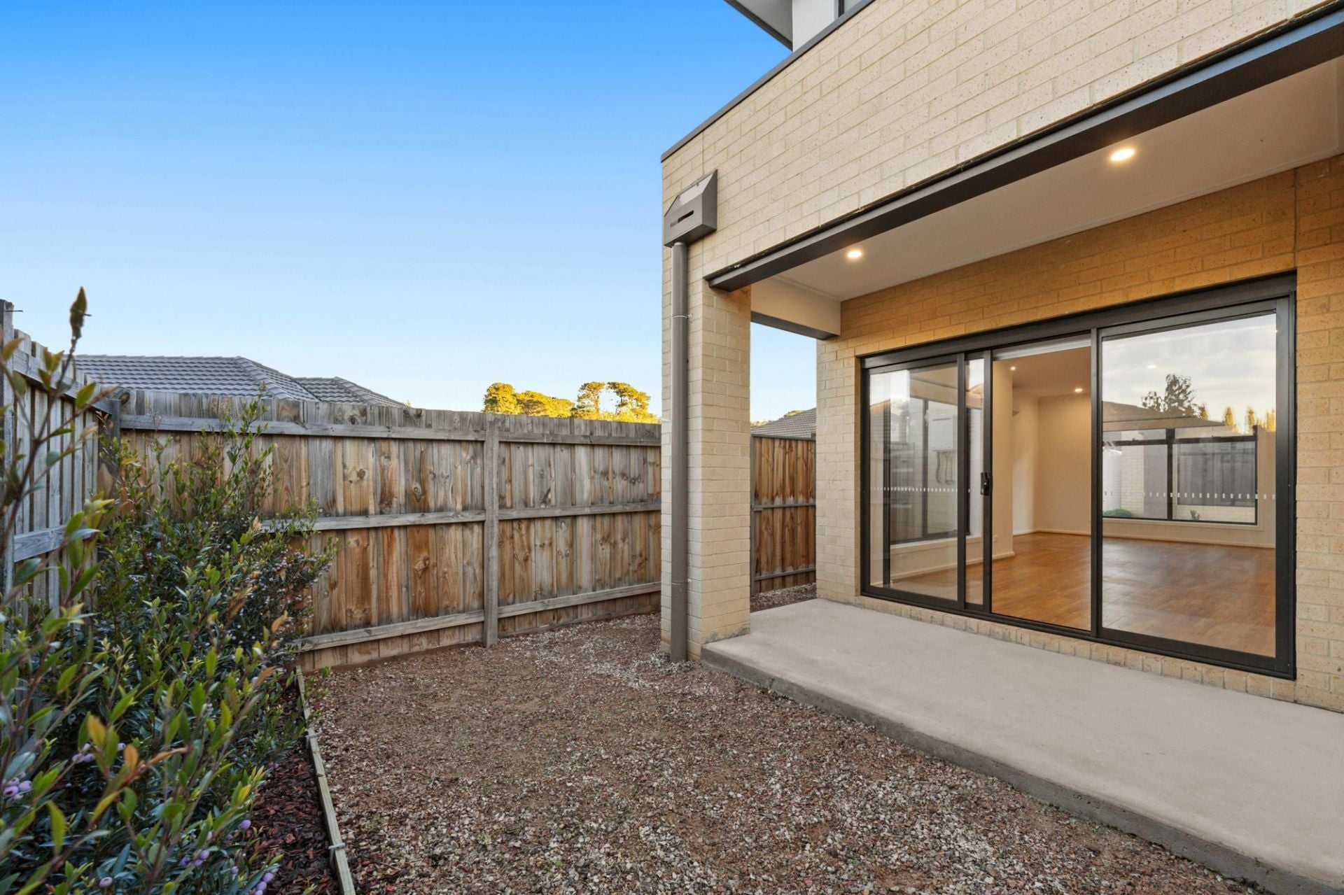 STYLISH 2 BEDDER WITH OPEN STUDY & 2 BATHROOMS
