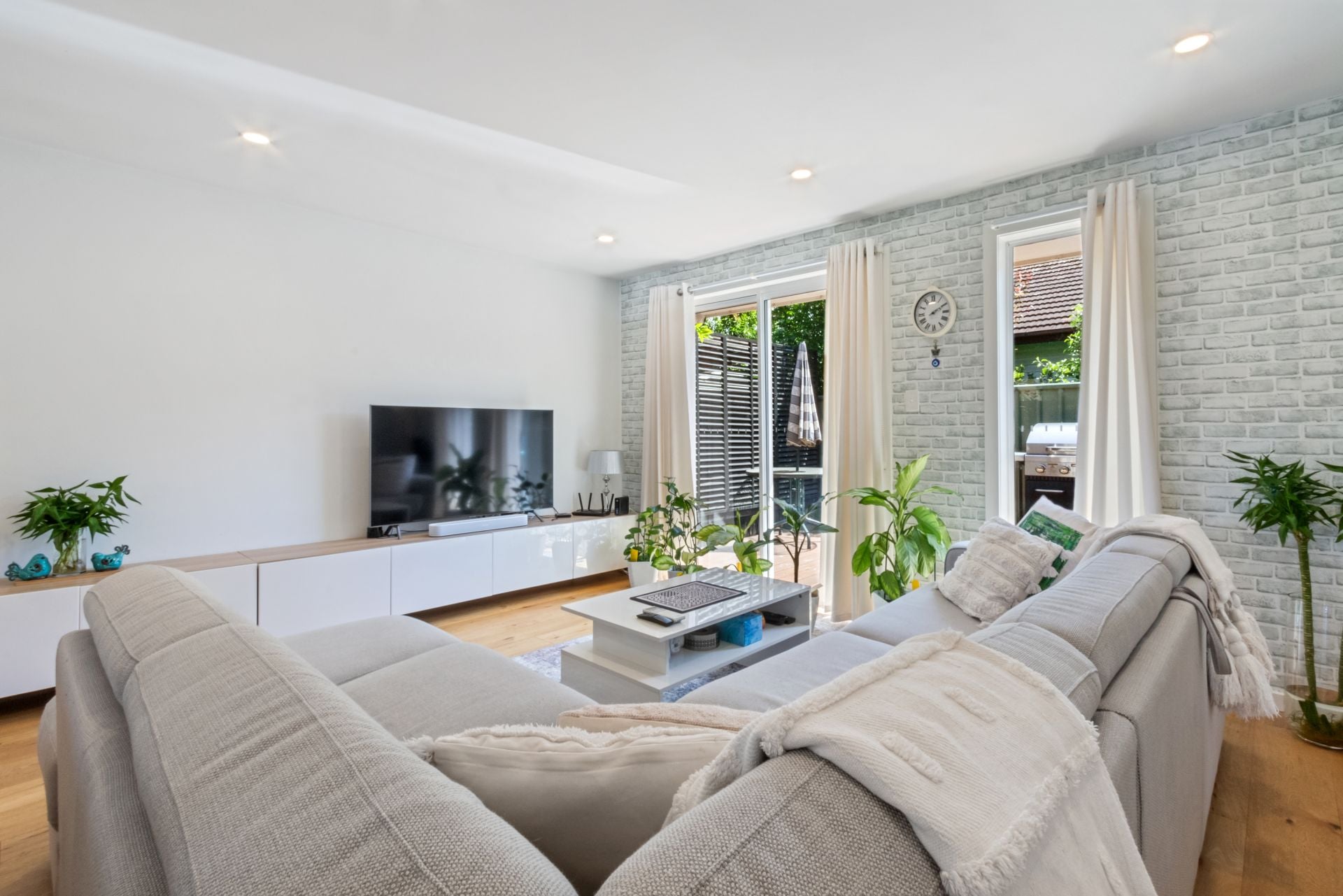 Stunning Unit in Ideal Location