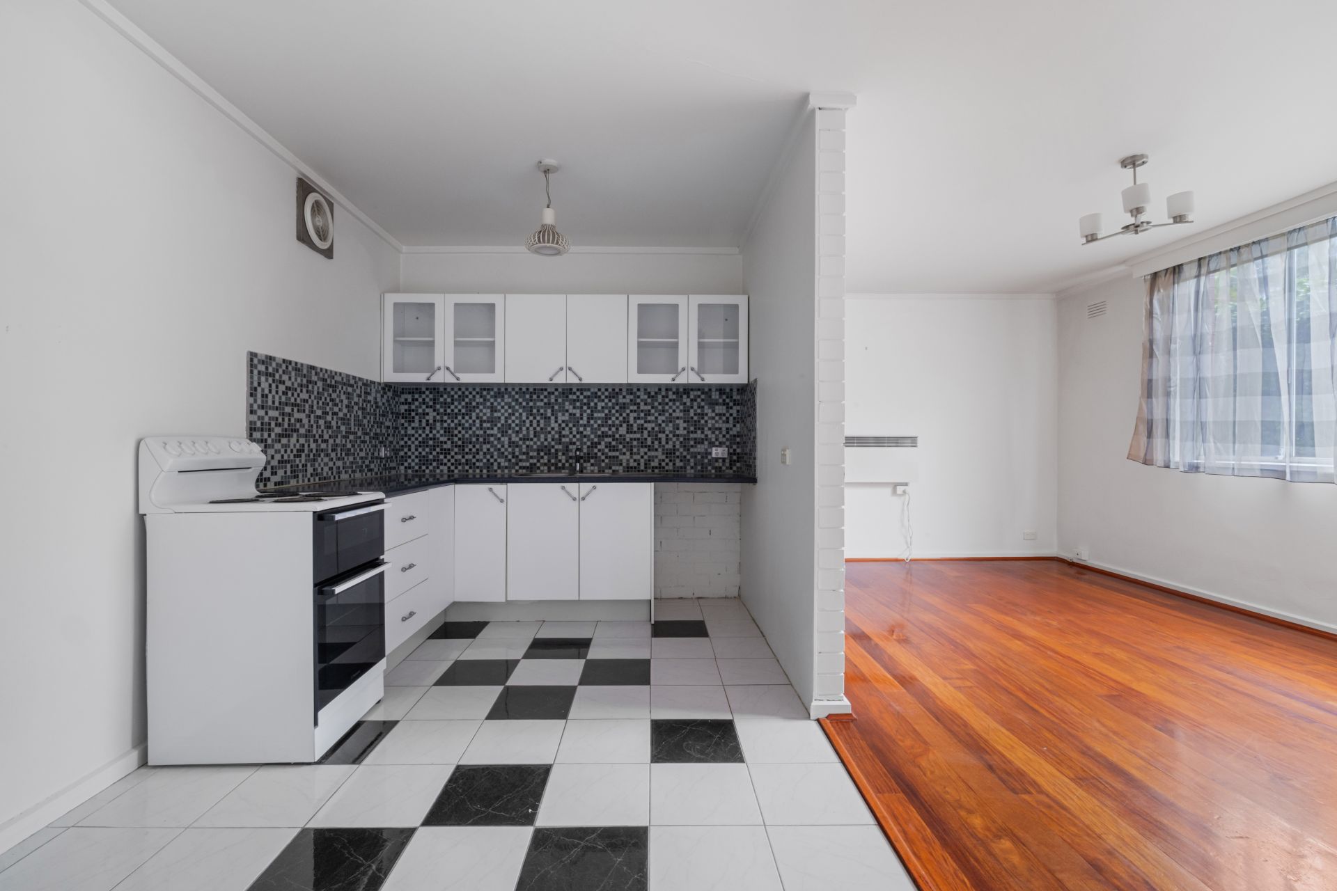 Stylish, Sunlit 1 bedroom Unit Offering Comfort & Convenience