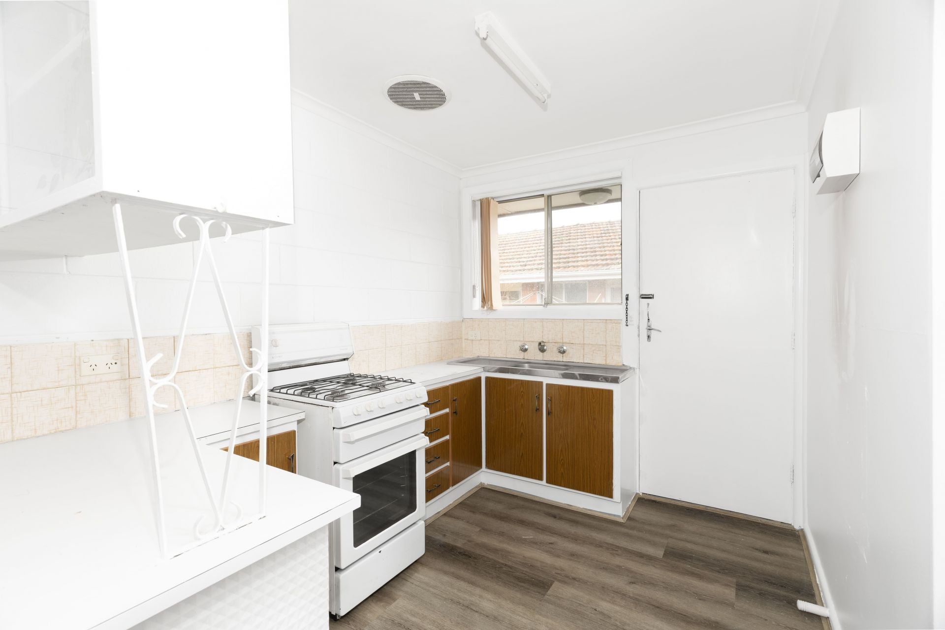 LOCATED CLOSE TO Thomastown station