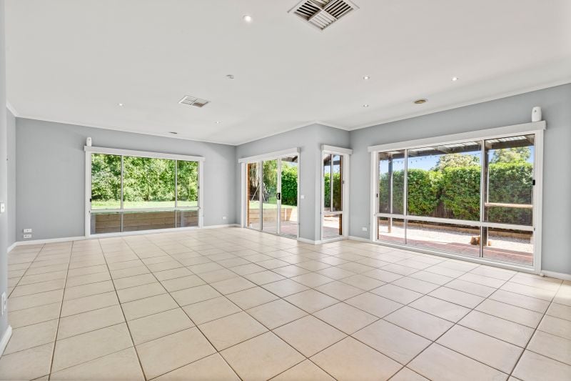 242 Flaxen Hills Road, Doreen