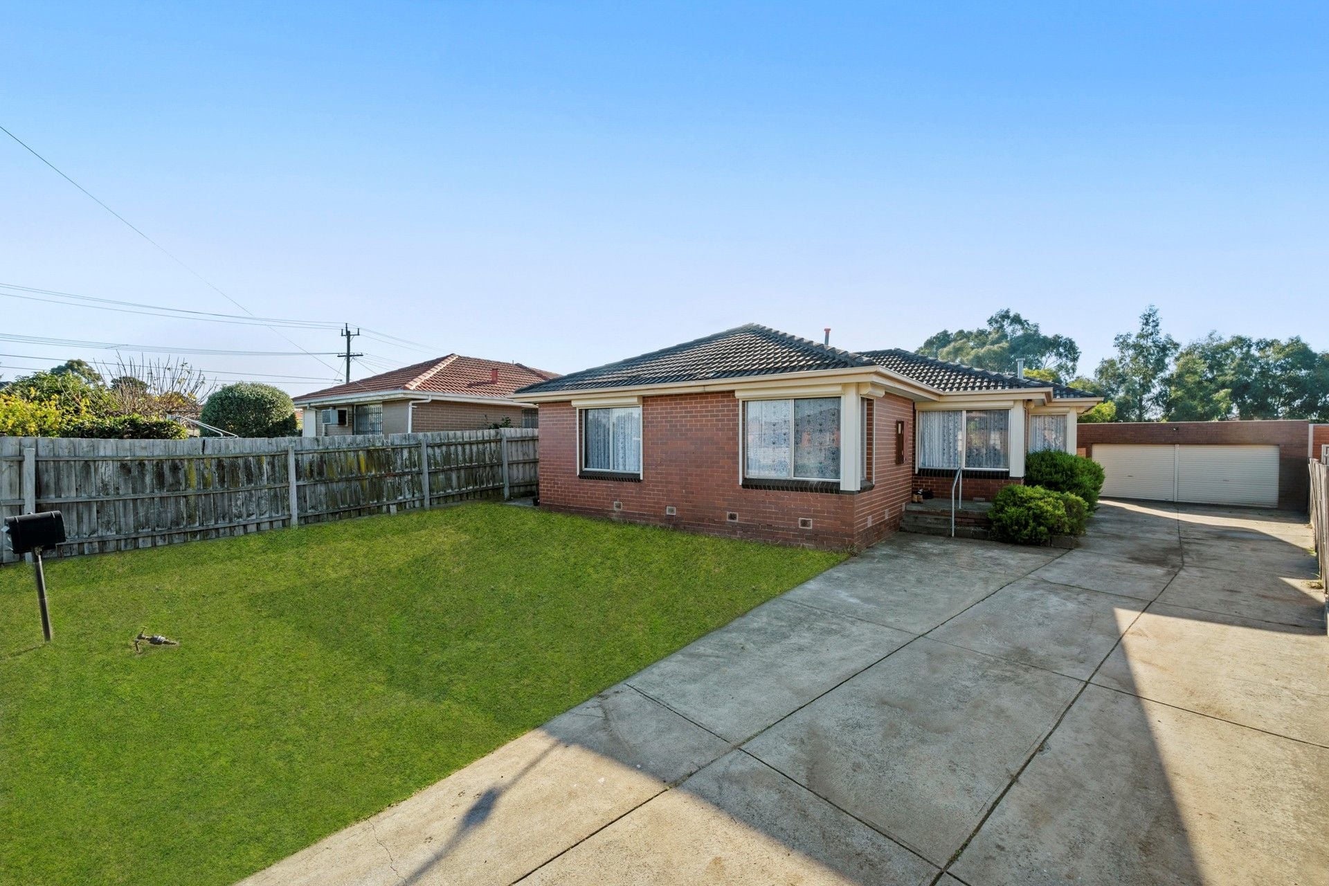 4 BEDROOM FAMILY HOME - HUGE LAND APROX 872 m2