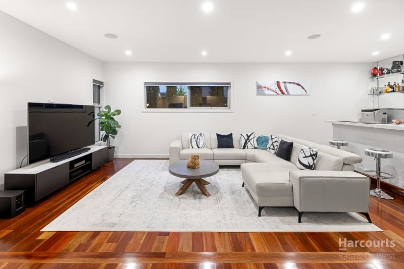 7 Waterview Walk, Caroline Springs