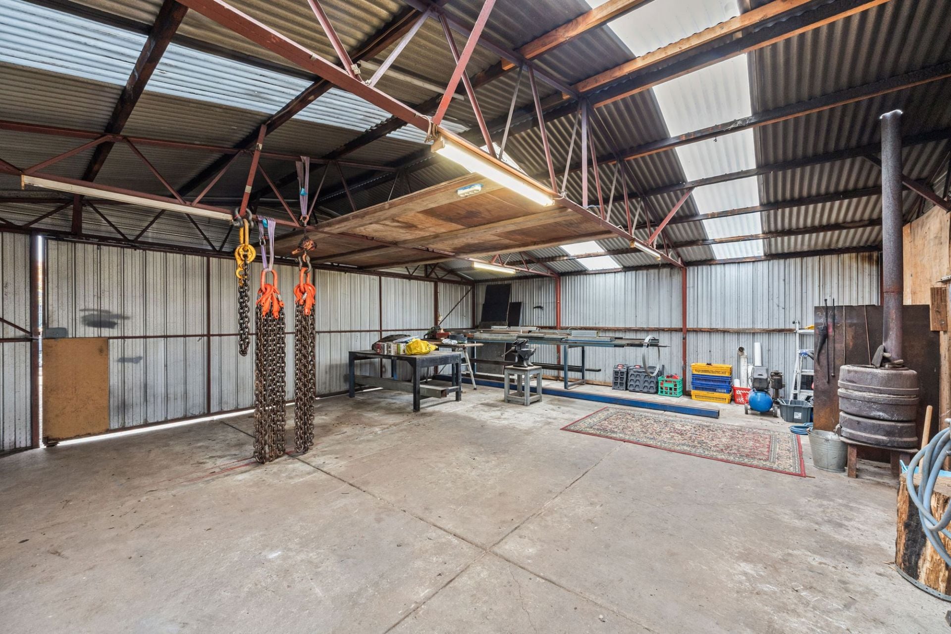 PRIME OPPORTUNITY OPPOSITE CRAIGIEBURN TRAIN STATION - 991m2  (approx) OF ENDLESS POTENTIAL