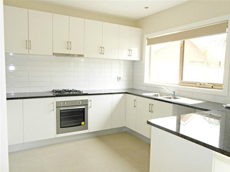 STYLISH TOWNHOUSE IN GREAT LOCATION