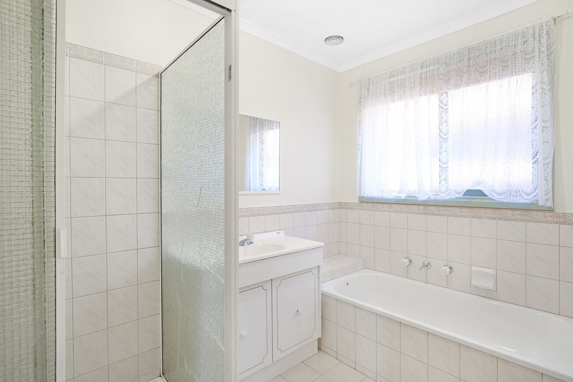 QUIET COURT LOCATION...CONVENIENTLY LOCATED!