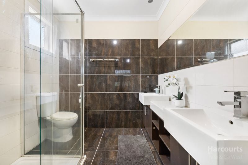 24 Maranoa Grove, Caroline Springs