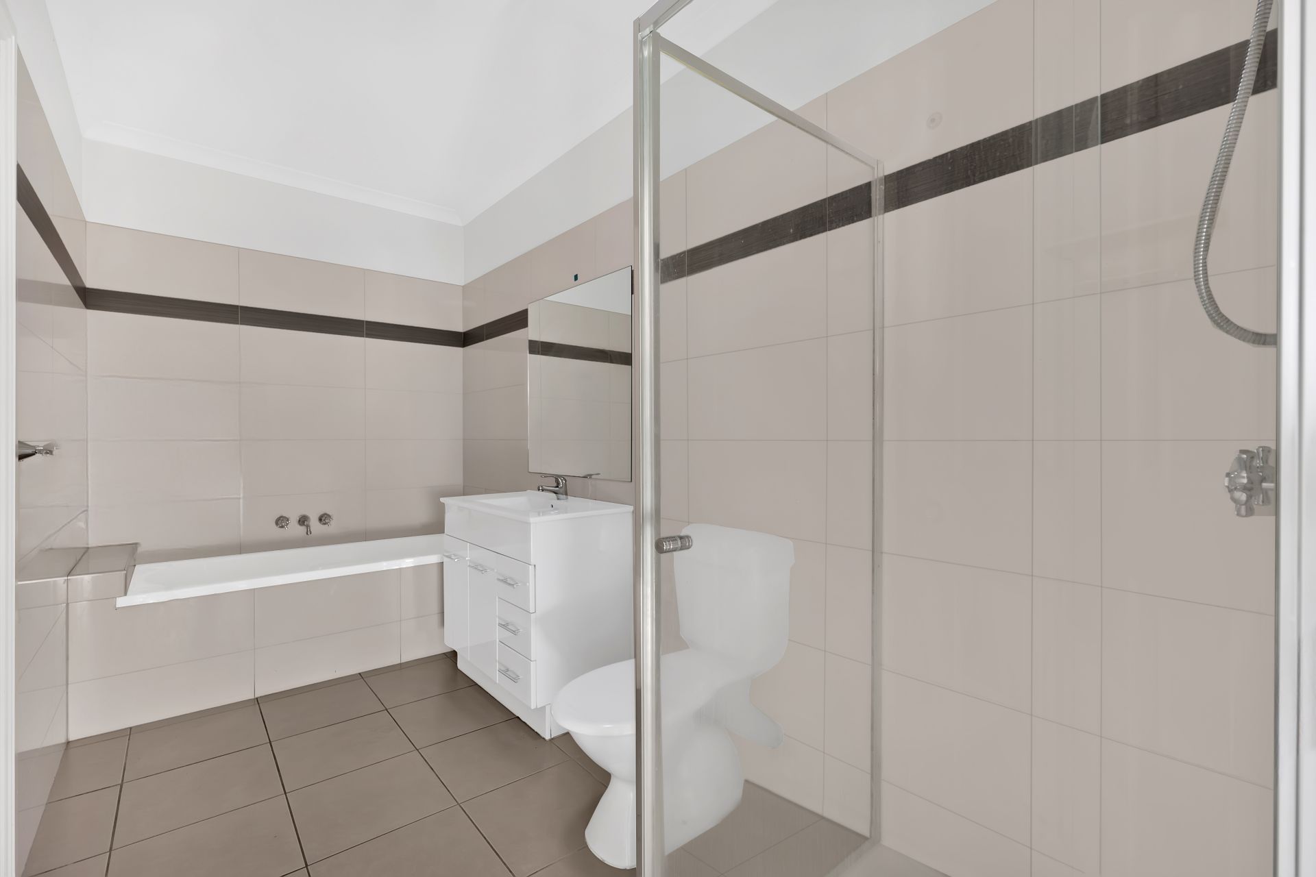 WALKING DISTANCE TO EPPING TRAIN STATION & PACIFIC EPPING!