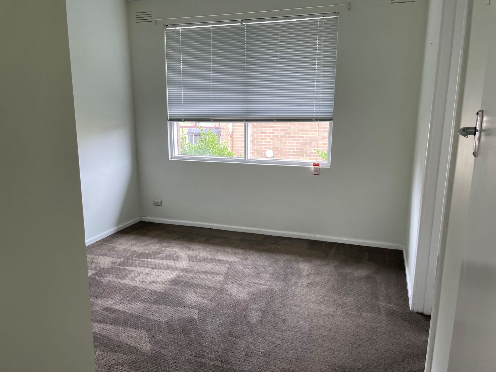 One Bedroom Top-Floor Apartment in Convenient Thornbury Location!